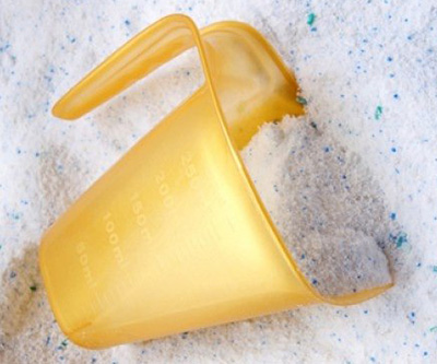 В качестве средства для борьбы с инфекцией также используется стиральный порошок. С его помощью готовятся ножные ванны.