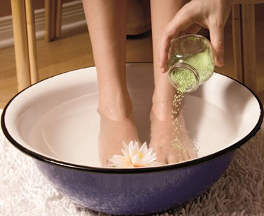 Ванночки с хозяйственным мылом или другими травами и компонентами являются доступным средством, используемым в борьбе со многими недугами, в том числе и грибком ног