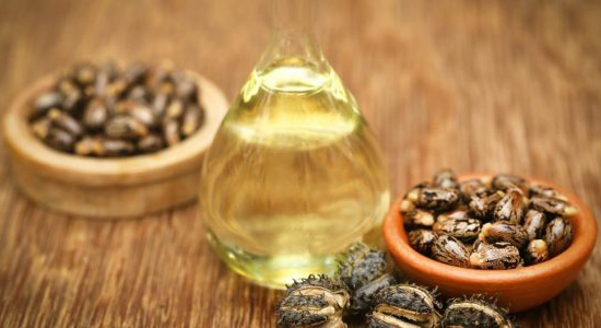 Касторовое масло содержит множество веществ, полезных для кожи и волос