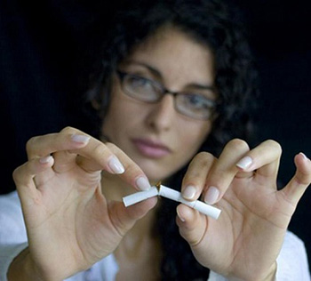 Риск подхватить инфекцию ВПЧ у курящих женщин во много раз выше. Необходимо отказаться от этой пагубной привычки.