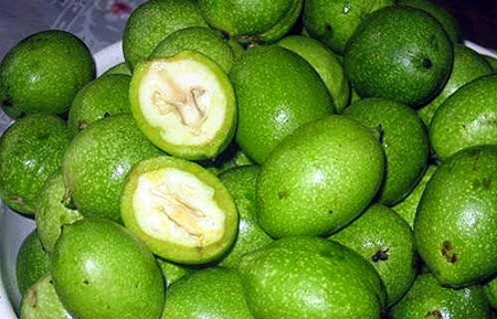 Для приготовления средства от папиллом подходят только зеленые плоды грецкого ореха