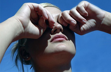 Привычка тереть глаза руками создает условия для проникновения папилломавируса в кожу век