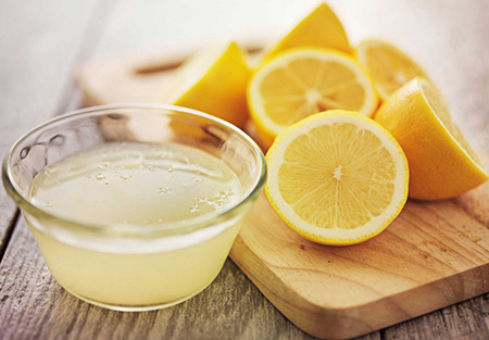 Лимонный сок позволяет быстро избавиться от родинки без негативного воздействия на кожу