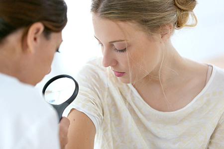 Регулярное обследование у дерматолога поможет избежать возможных осложнений