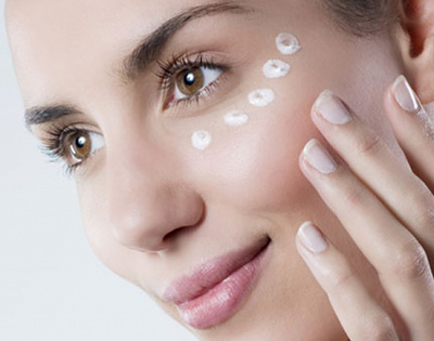 Наиболее действенными средствами при лечении шелушения кожи вокруг глаз являются разнообразные увлажняющие кремы, гели и маски