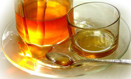 Наиболее доступным и эффективным лекарством для устранения проблемы является смесь мёда и воды