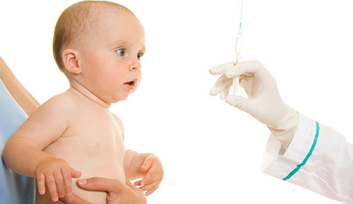 Для защиты ребенка от многих заболеваний требуется соблюдать календарь прививок. Если малыш плохо перенес предыдущую прививку, следует сообщить об этом врачу.