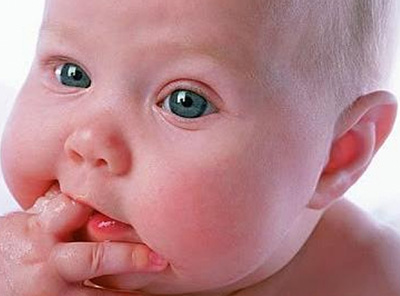 При прорезывании зубов у малышей наблюдается повышенное слюноотделение